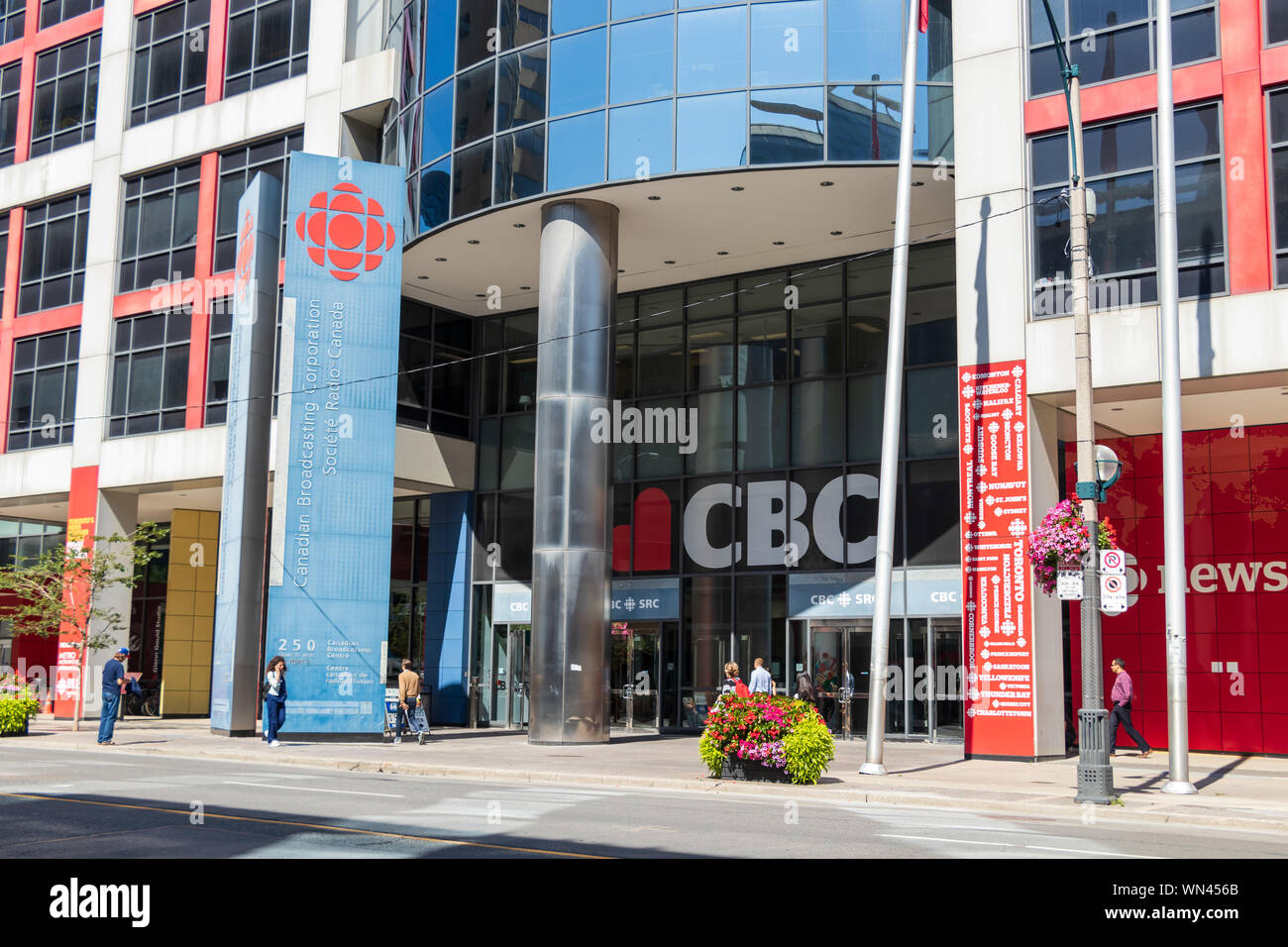 Entrée du siège de la Société Radio-Canada, la Canadian Broadcasting Centre, au centre-ville de Toronto sur la rue Front. Banque D'Images