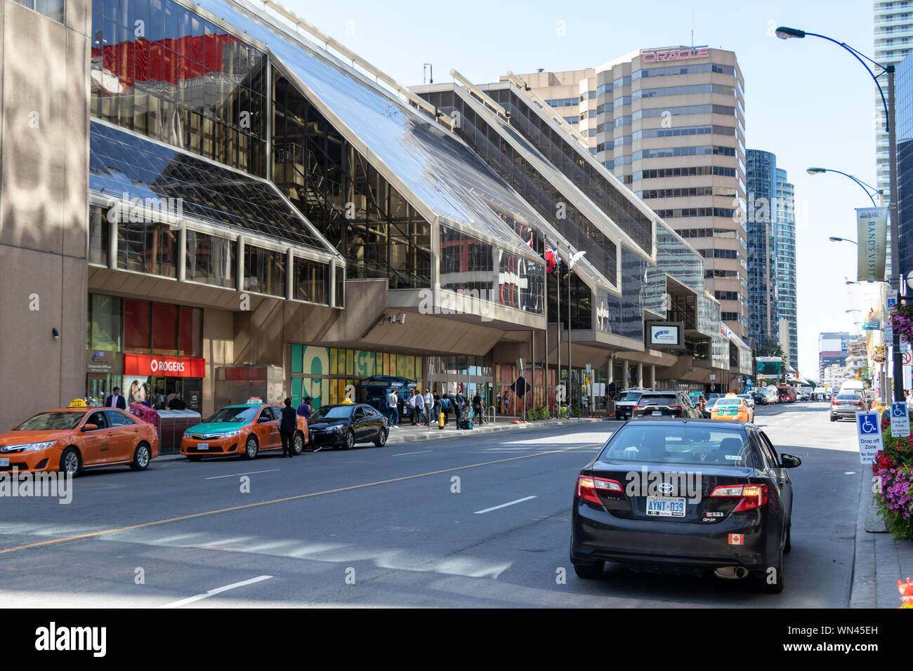 Des taxis bordée à l'extérieur de l'entrée arrière de la Metro Toronto Convention Centre sur la rue Front au centre-ville de Toronto. Banque D'Images