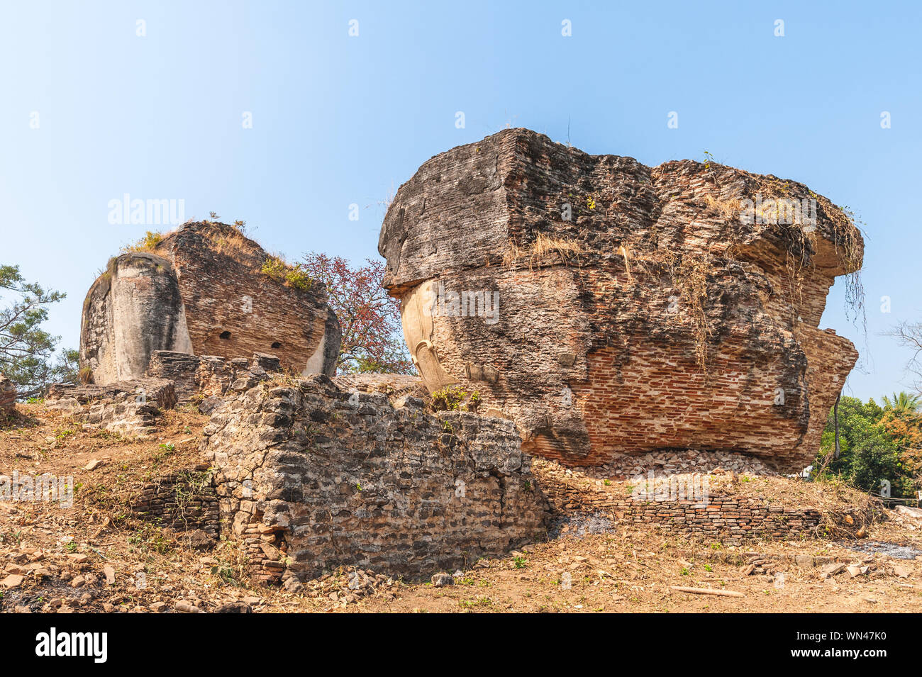 Ruine de guardian statue à Mingun Pahtodawgyi Banque D'Images