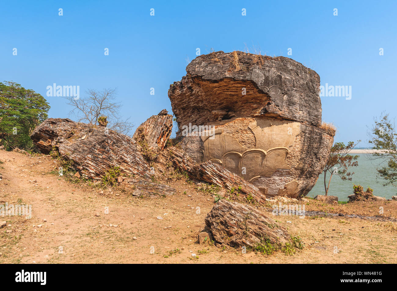 Ruine de guardian statue à Mingun Pahtodawgyi Banque D'Images