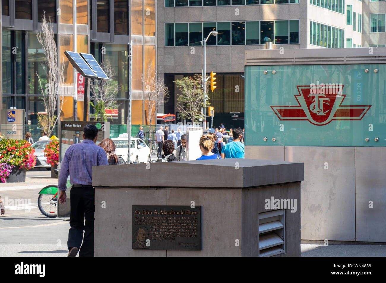 Les voyageurs à pied par un TTC sign in-face de la gare Union au centre-ville de Toronto. Banque D'Images