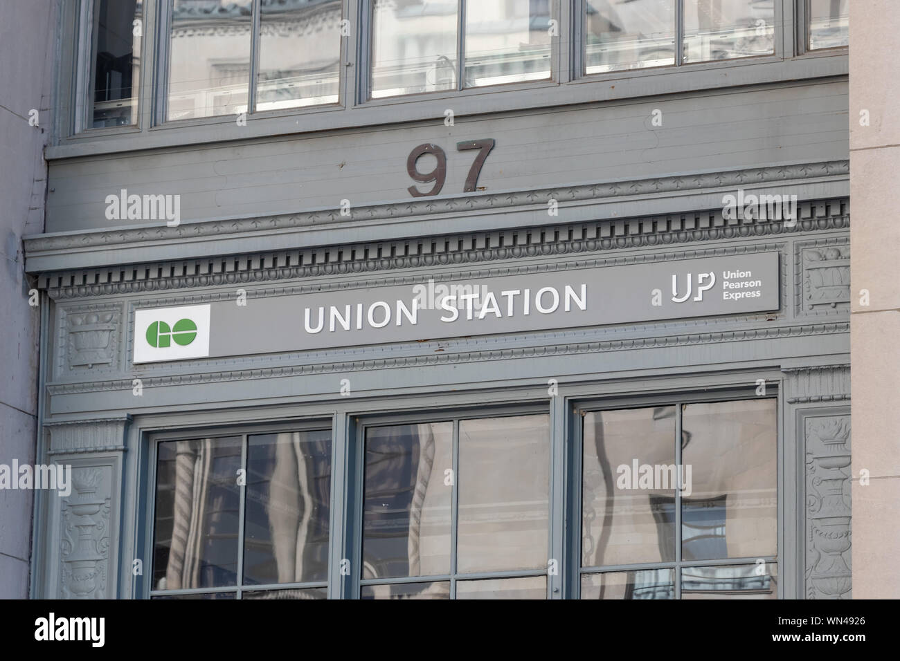 GO Transit et jusqu'(Union Pearson Express) logos sur Union Station signer sur la construction au centre-ville de Toronto. Banque D'Images