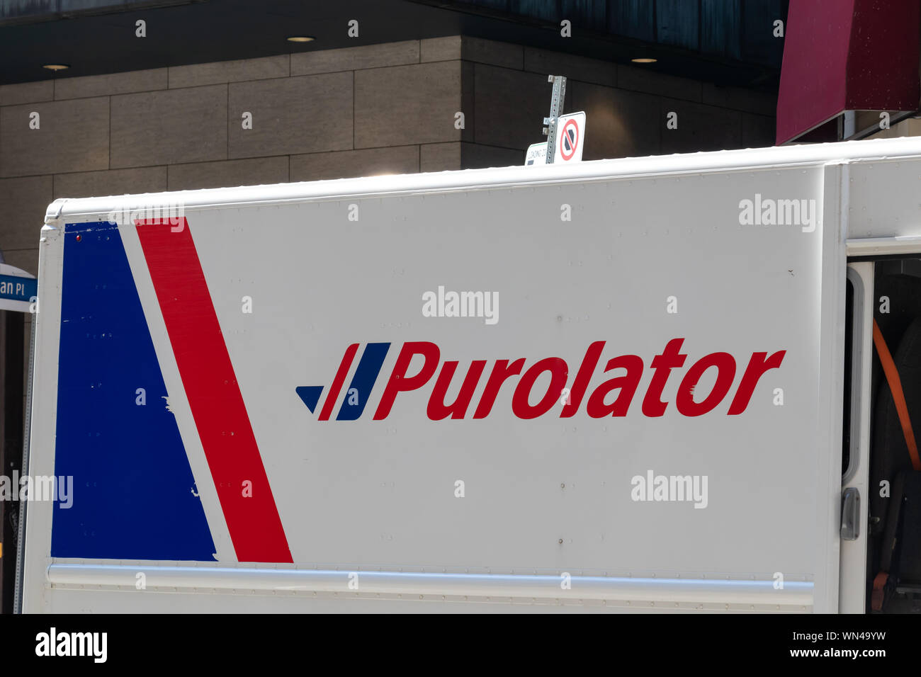 Logo de Purolator sur côté d'un camion de livraison. Banque D'Images