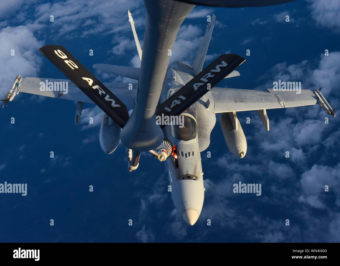 Un Corps des Marines américains F/A-18C Hornet de Marine Aircraft Group 31, Caroline du Sud, survole, par un KC-135 Stratotanker de Fairchild Air Force Base, Washington, tout en volant sur la Géorgie, le 27 août, 2019. Le ravitaillement en vol indique la puissance du partenariat entre les deux branches, ce qui permet la mobilité mondiale rapide pour les États-Unis. (U.S. Air Force photo par Airman Kiaundra Miller Banque D'Images