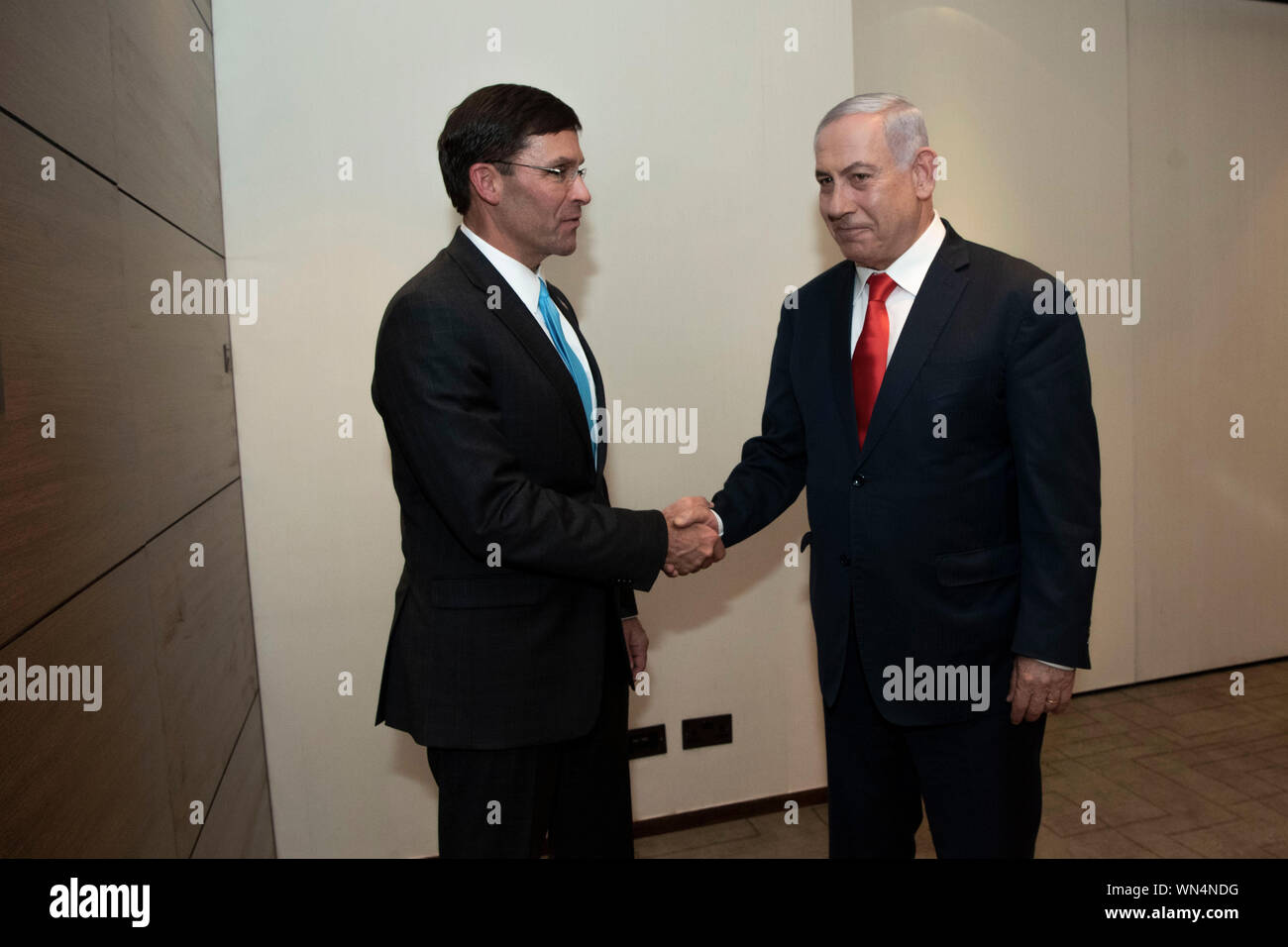 Le secrétaire à la défense, le Dr Mark T. Esper se réunit avec le Premier ministre israélien Benjamin Netanyahu à Londres, Angleterre, le 5 septembre 2019. (DoD photo par Lisa Ferdinando) Banque D'Images