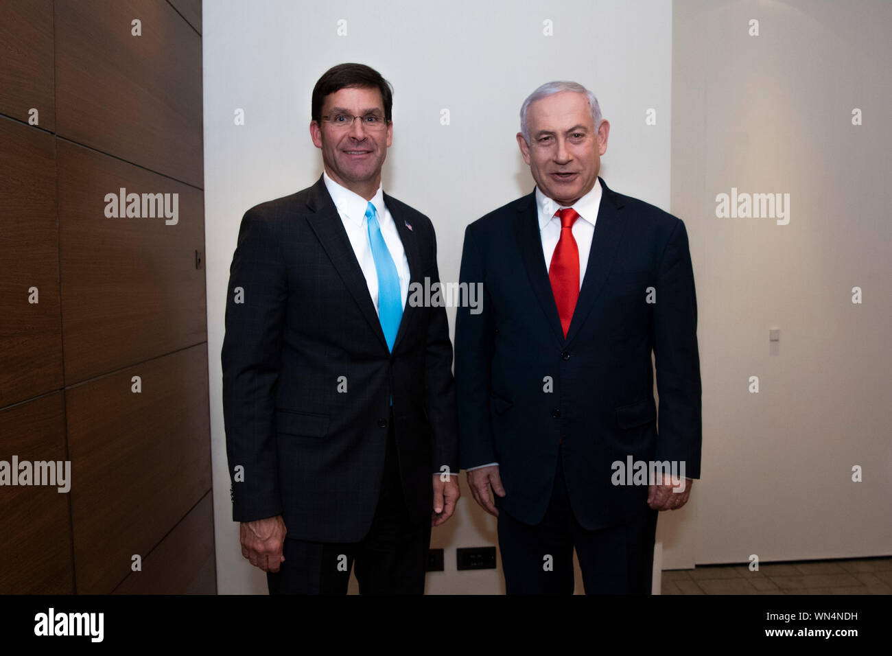 Le secrétaire à la défense, le Dr Mark T. Esper se réunit avec le Premier ministre israélien Benjamin Netanyahu à Londres, Angleterre, le 5 septembre 2019. (DoD photo par Lisa Ferdinando) Banque D'Images