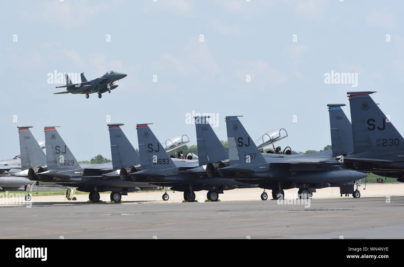 Un F-15E Strike Eagle à partir de la 4e Escadre de chasse, Seymour-Johnson Air Force Base, Caroline du Nord, l'approche finale de Tinker AFB, Washington avec d'autres Strike Eagles parqué dans l'avant-plan au cours d'un déplacement de masse d'appareils vulnérables pour échapper à l'Ouragan Dorian's path 4 septembre 2019, Tinker AFB, Oklahoma. Team Tinker ont signé un accord existant avec Seymour-Johnson AFB, Caroline du Nord et de la Géorgie, l'AFB Warner-Robins combattants de l'hôte, les citernes et les avions de reconnaissance loin de l'ouragan dévastateur actuellement des répercussions sur la côte Est des États-Unis. (U.S. Air Force photo/Greg Banque D'Images