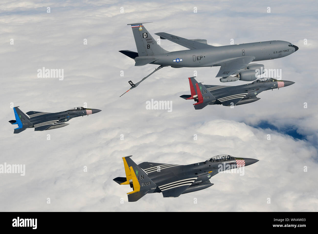 Un F-15C Eagle et deux F-15E Strike Eagles affecté à la 48e Escadre de chasse peint avec leur patrimoine de l'escadron de couleurs, rendez-vous avec un KC-135 Stratotanker affecté à la 100e Escadre de ravitaillement en vol à l'appui un défilé sur l'Expo au MSPO Kielce, Pologne le 3 septembre 2019. L'MSPO Expo est un salon international de l'industrie de défense, a porté sur la terre, l'air, et des technologies de défense de la mer et de l'équipement du système d'armes nucléaires, de missiles, d'armes guidées, Réservoir, véhicules, transport, et les navires, les satellites, les télécommunications et les équipements de défense électronique, systèmes de sécurité, Lanceurs, systèmes de contrôle d'incendie Banque D'Images