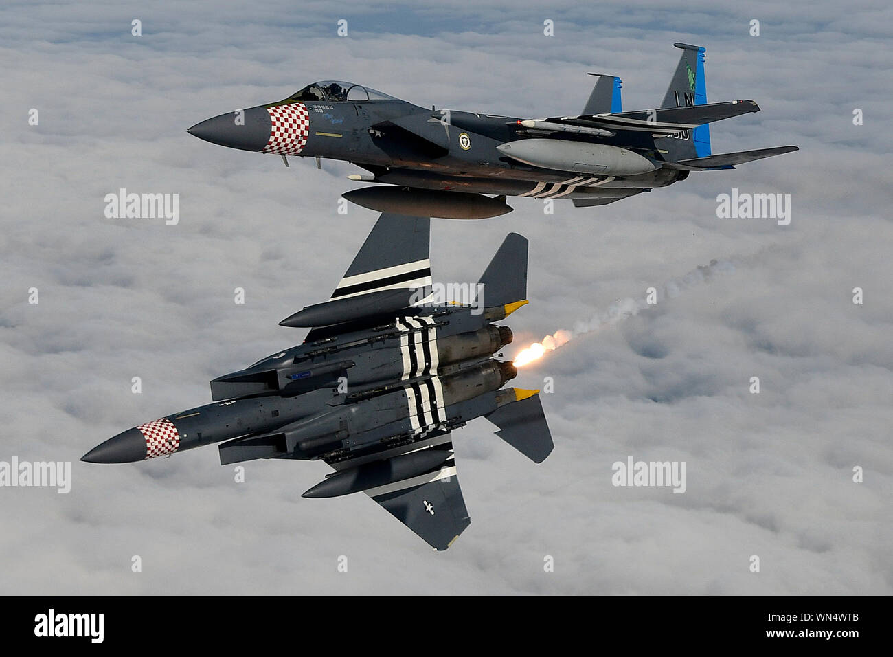 Un F-15E Strike Eagle et un F-15C Eagle affecté à la 48e Escadre de chasse peint avec leurs couleurs respectives du patrimoine de l'escadron mener des manœuvres aériennes dans le sud de l'Angleterre le 3 septembre 2019. L'aile de la liberté d'entraînement de routine effectue chaque jour pour assurer la 48e Escadre de chasse apporte des capacités de combat de l'air unique à la lutte lorsqu'il est appelé par l'United States Air Forces in Europe-Air Afrique Forces. (U.S. Air Force photo/ Tech. Le Sgt. Matthew Plew) Banque D'Images