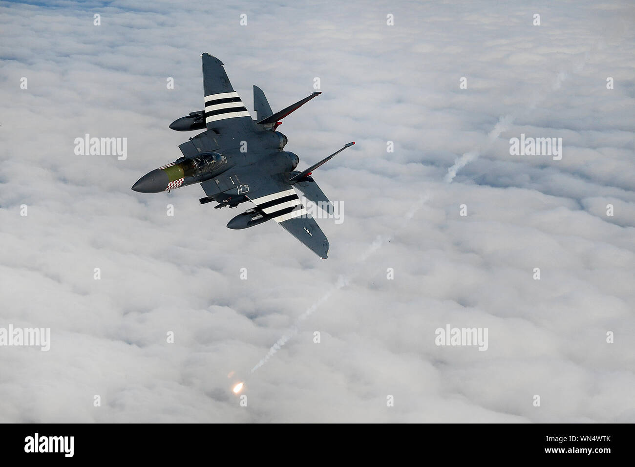 F-15E Strike Eagle affecté à la 48e Escadre de chasse peint avec ses couleurs du patrimoine de l'escadron effectue des manœuvres aériennes dans le sud de l'Angleterre le 3 septembre 2019. L'aile de la liberté d'entraînement de routine effectue chaque jour pour assurer la 48e Escadre de chasse apporte des capacités de combat de l'air unique à la lutte lorsqu'il est appelé par l'United States Air Forces in Europe-Air Afrique Forces. (U.S. Air Force photo/ Tech. Le Sgt. Matthew Plew) Banque D'Images
