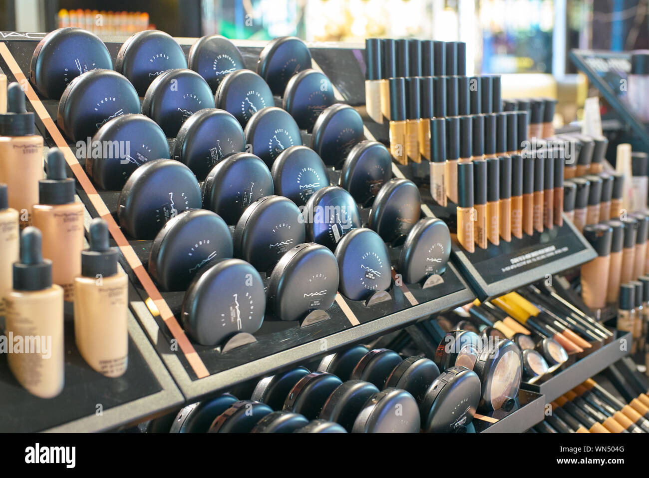 Dubaï, Émirats arabes unis - circa 2019, janvier : MAC makeup produits sur l'affichage à l'Aéroport International de Dubaï. Banque D'Images