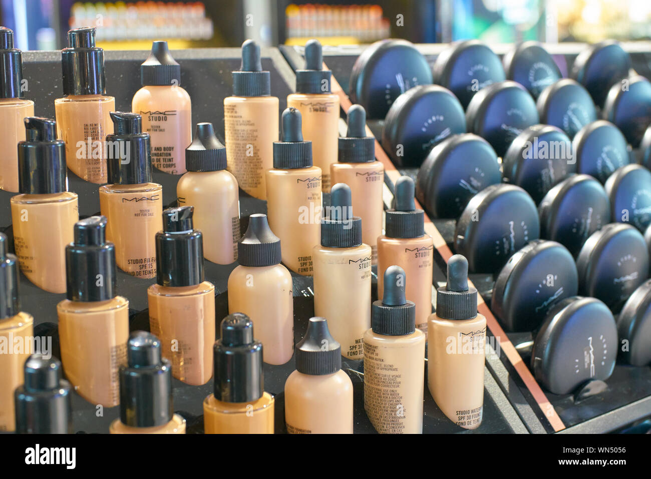 Dubaï, Émirats arabes unis - circa 2019, janvier : MAC makeup produits sur l'affichage à l'Aéroport International de Dubaï. Banque D'Images