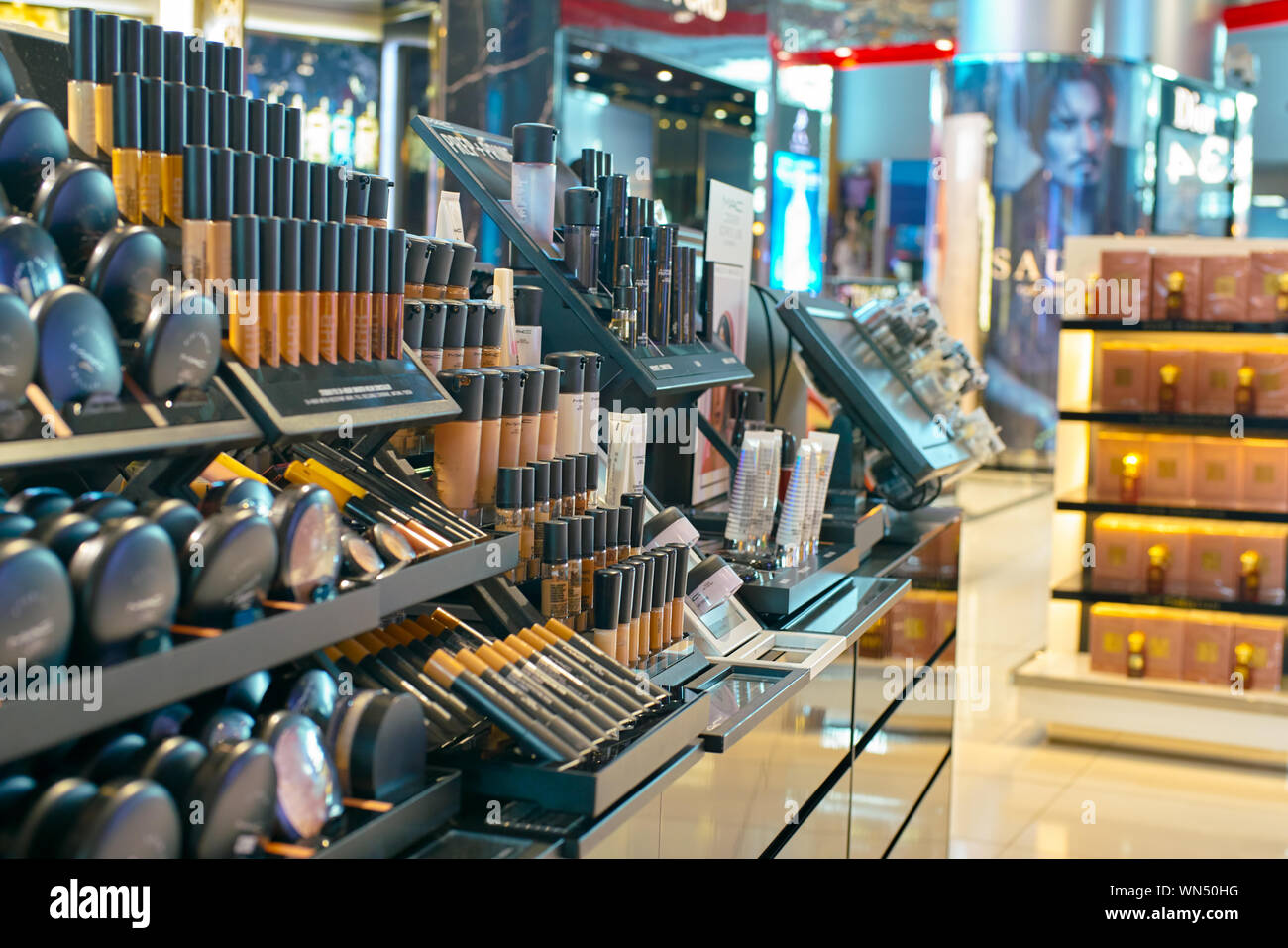 Dubaï, Émirats arabes unis - circa 2019, janvier : MAC makeup produits sur l'affichage à l'Aéroport International de Dubaï. Banque D'Images