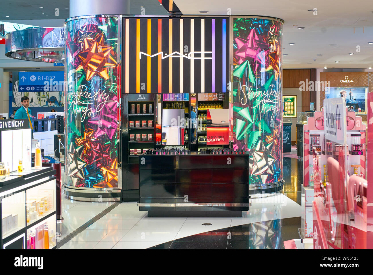 Dubaï, Émirats arabes unis - circa 2019, janvier : MAC makeup produits sur l'affichage à l'Aéroport International de Dubaï. Banque D'Images