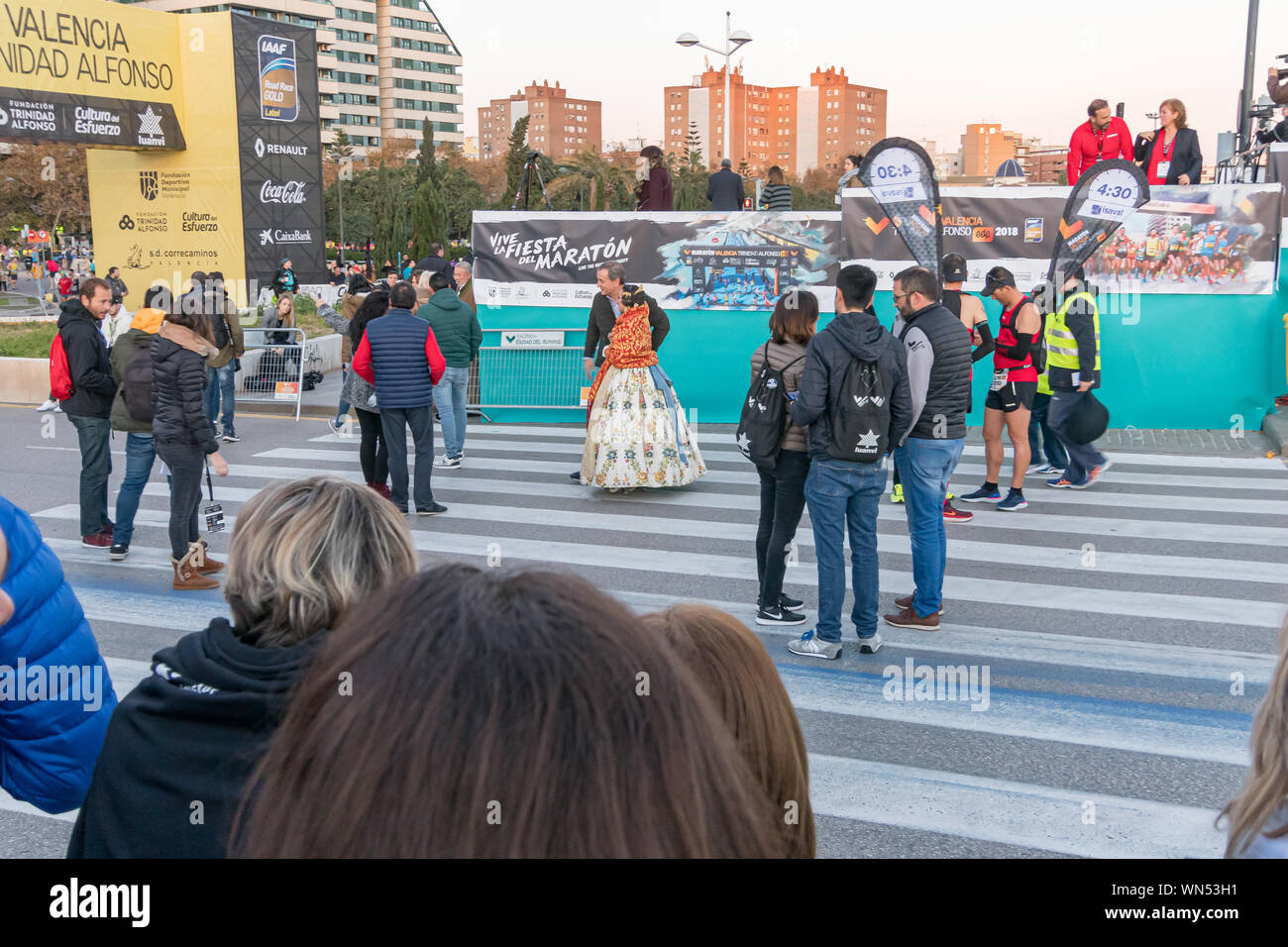 Les journalistes et la préparation de la fallera début du marathon de Valence en décembre 2018. Banque D'Images