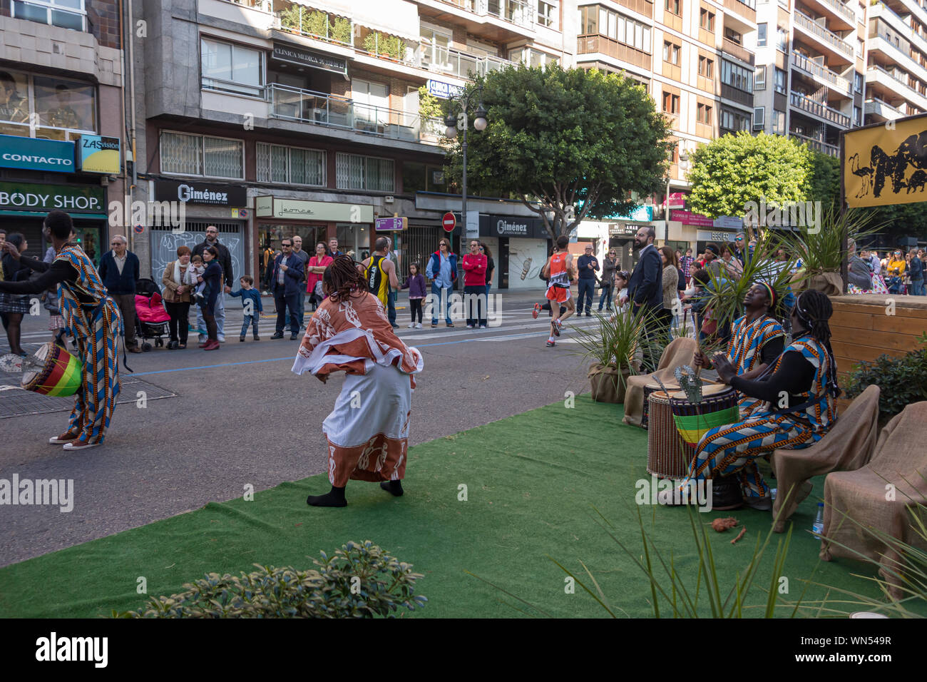 Dance show dans les rues de Valence en novembre 2015, le marathon Banque D'Images
