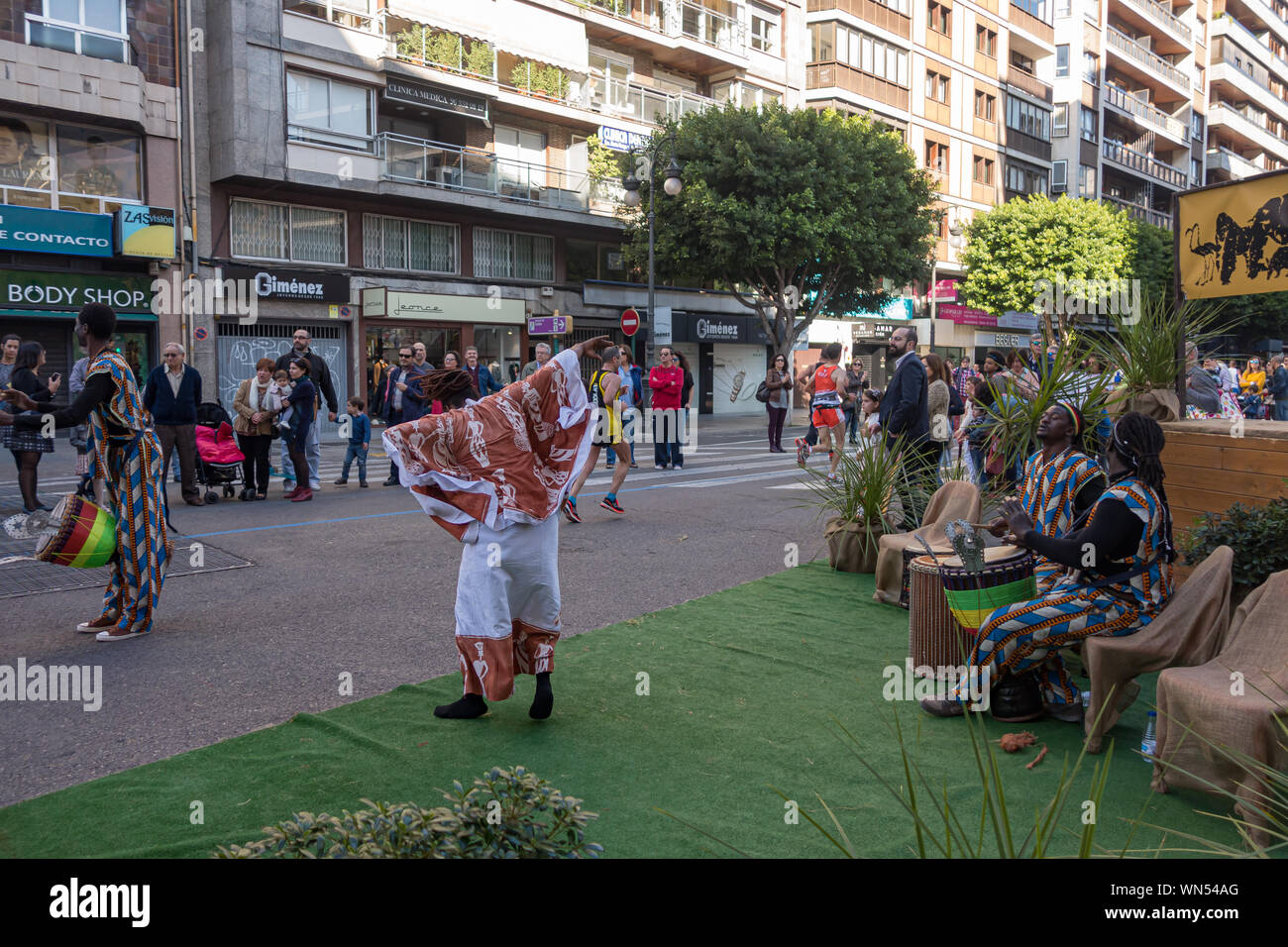 Dance show dans les rues de Valence en novembre 2015, le marathon Banque D'Images
