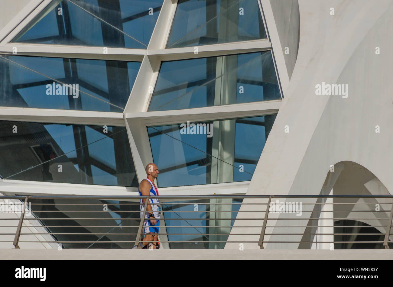 Coureur de marathon marche à travers la cité des sciences de Valence, Novembre 2014 Banque D'Images