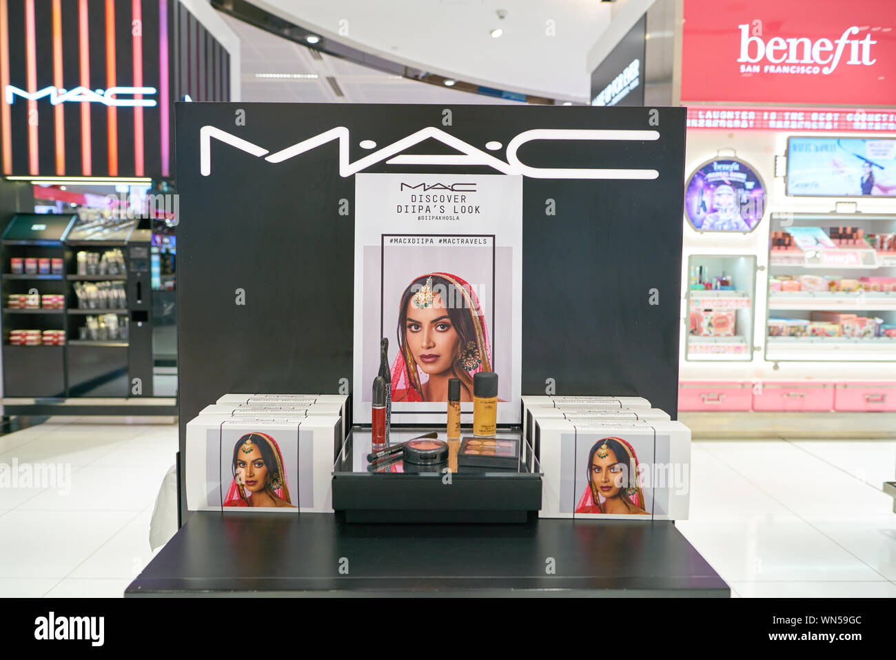 Dubaï, Émirats arabes unis - circa 2019, janvier : MAC makeup produits sur l'affichage à l'Aéroport International de Dubaï. Banque D'Images