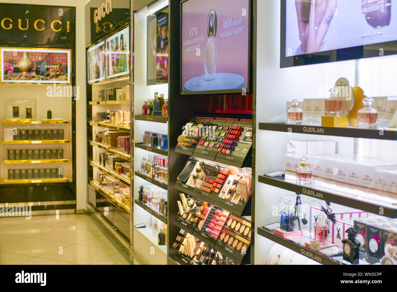 Dubaï, Émirats arabes unis - circa 2019, février : les parfums et cosmétiques produits sur l'affichage à l'Aéroport International de Dubaï. Banque D'Images