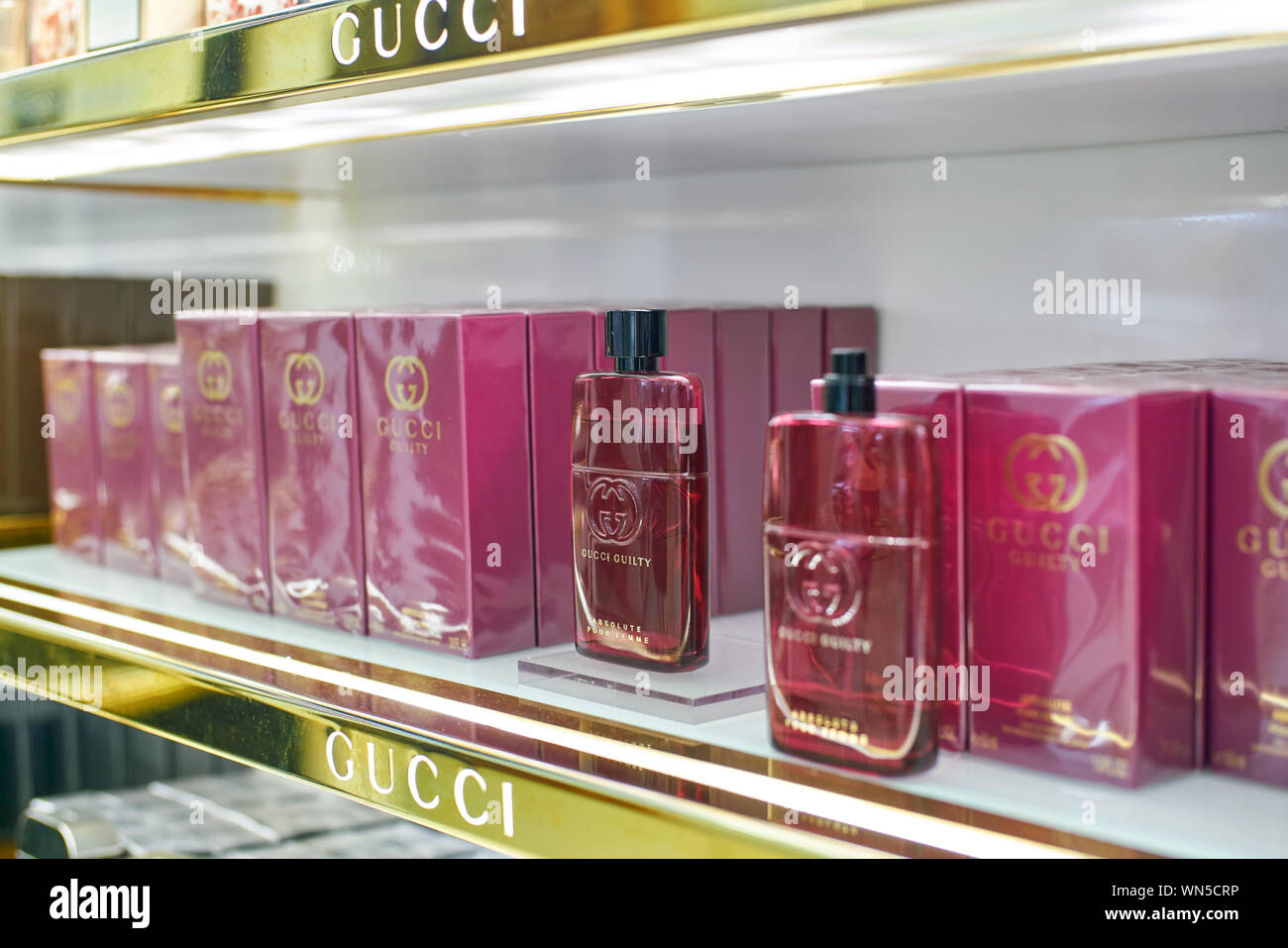 Dubaï, Émirats arabes unis - circa 2019, février : parfums sur l'affichage en duty free à l'Aéroport International de Dubaï. Banque D'Images