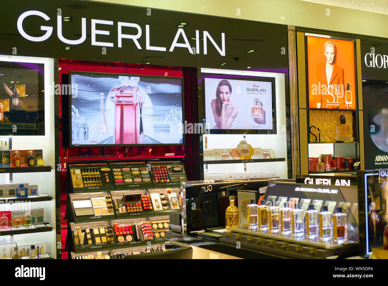 Dubaï, Émirats arabes unis - circa 2019, février : les parfums et cosmétiques produits sur l'affichage à l'Aéroport International de Dubaï. Banque D'Images