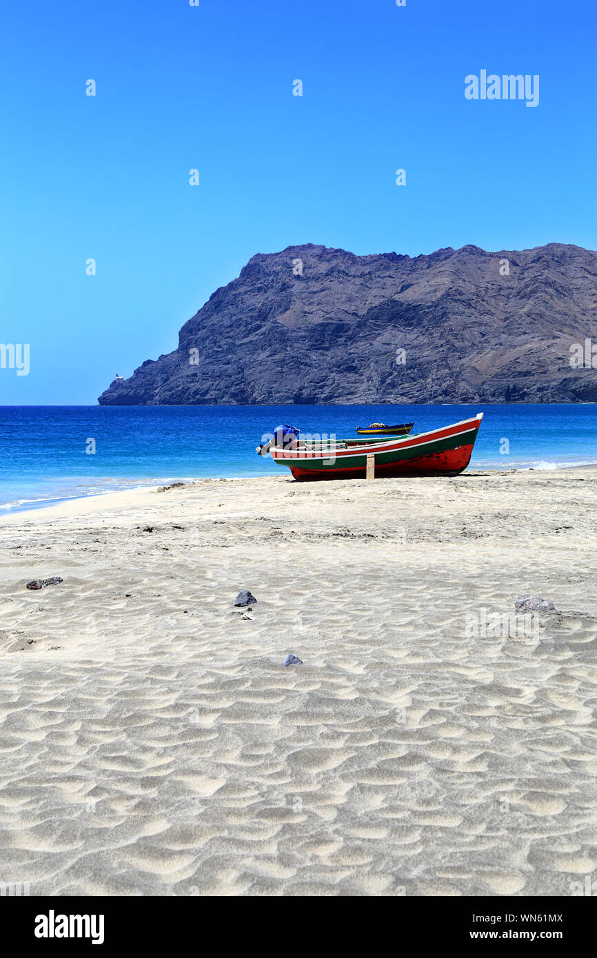 Bateaux de pêche sur la plage, le São Pedro, île de São Vicente, Cap Vert, Cabo Verde, l'Afrique. Le Farol de Dona Amélia en arrière-plan. Banque D'Images