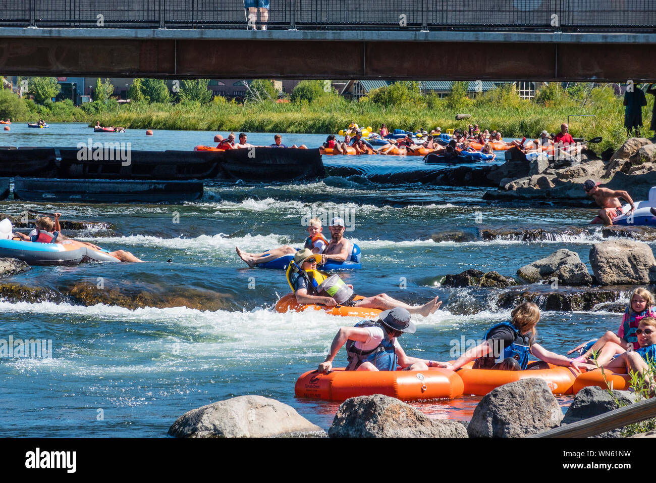 Dans la rivière Deschutes tubes de Bend, Oregon. Banque D'Images