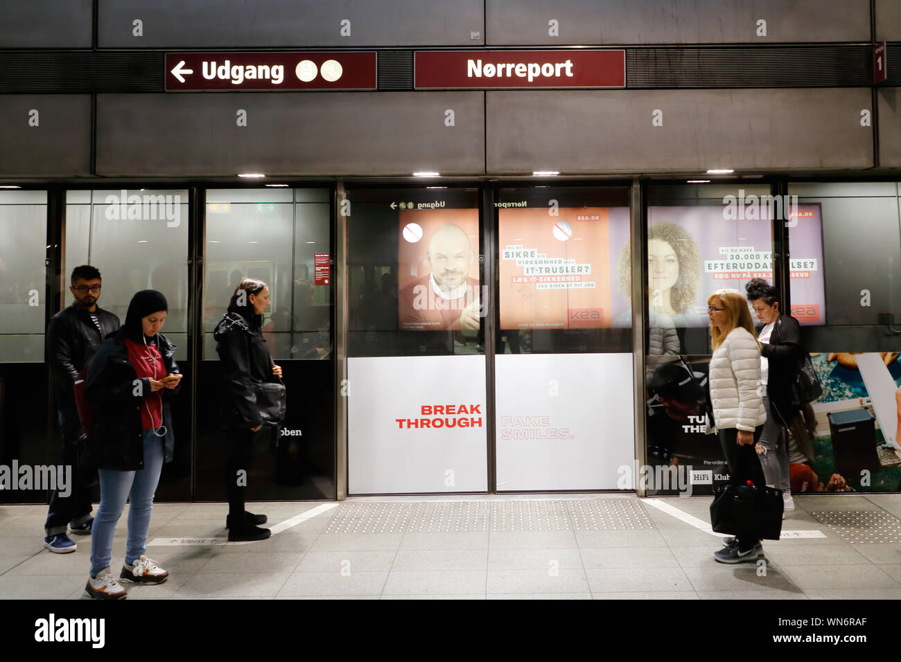 Copenhague, Danemark - septembre 4, 2019 : personnes en attente à la gare Norreport portes de plate-forme pour le transport en commun rapide Subway train. Banque D'Images
