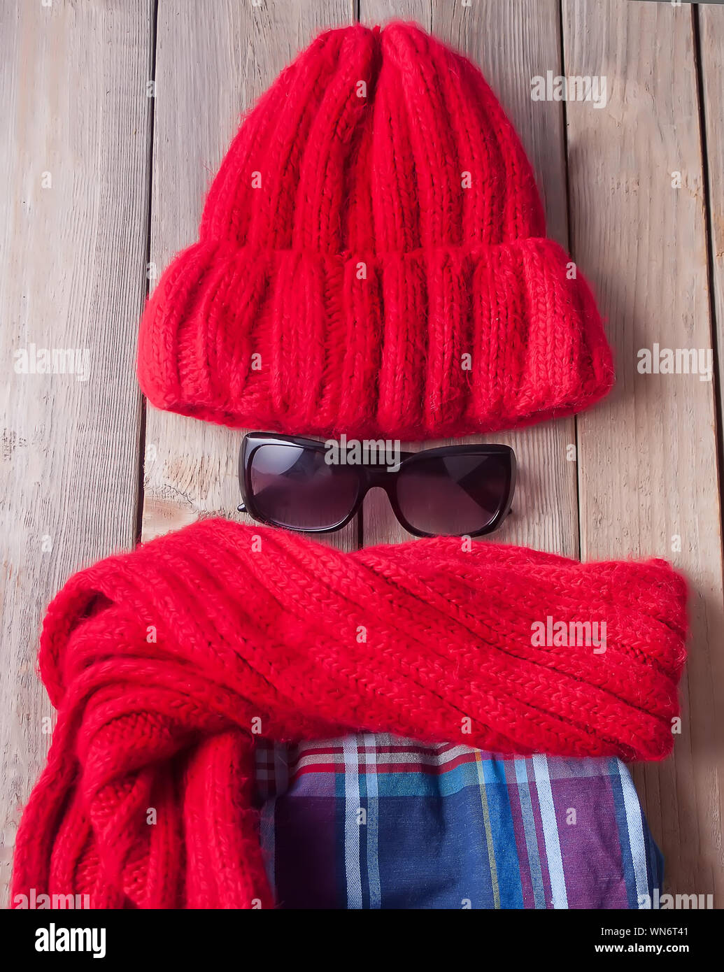 Flatlay drôle agréable automne composition. Écharpe en tricot rouge, jupe,  chapeau, lunettes de soleil sur le fond de bois. Mise à plat, vue du dessus  Photo Stock - Alamy
