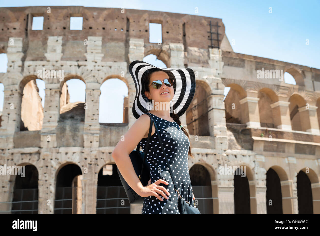 Touriste debout devant le Colisée à Rome, Italie Banque D'Images