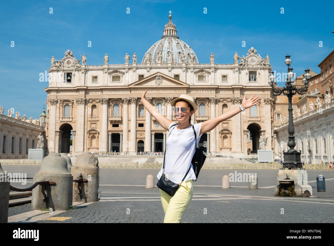 Excitée Femme en face de la Basilique St Pierre au Vatican Banque D'Images