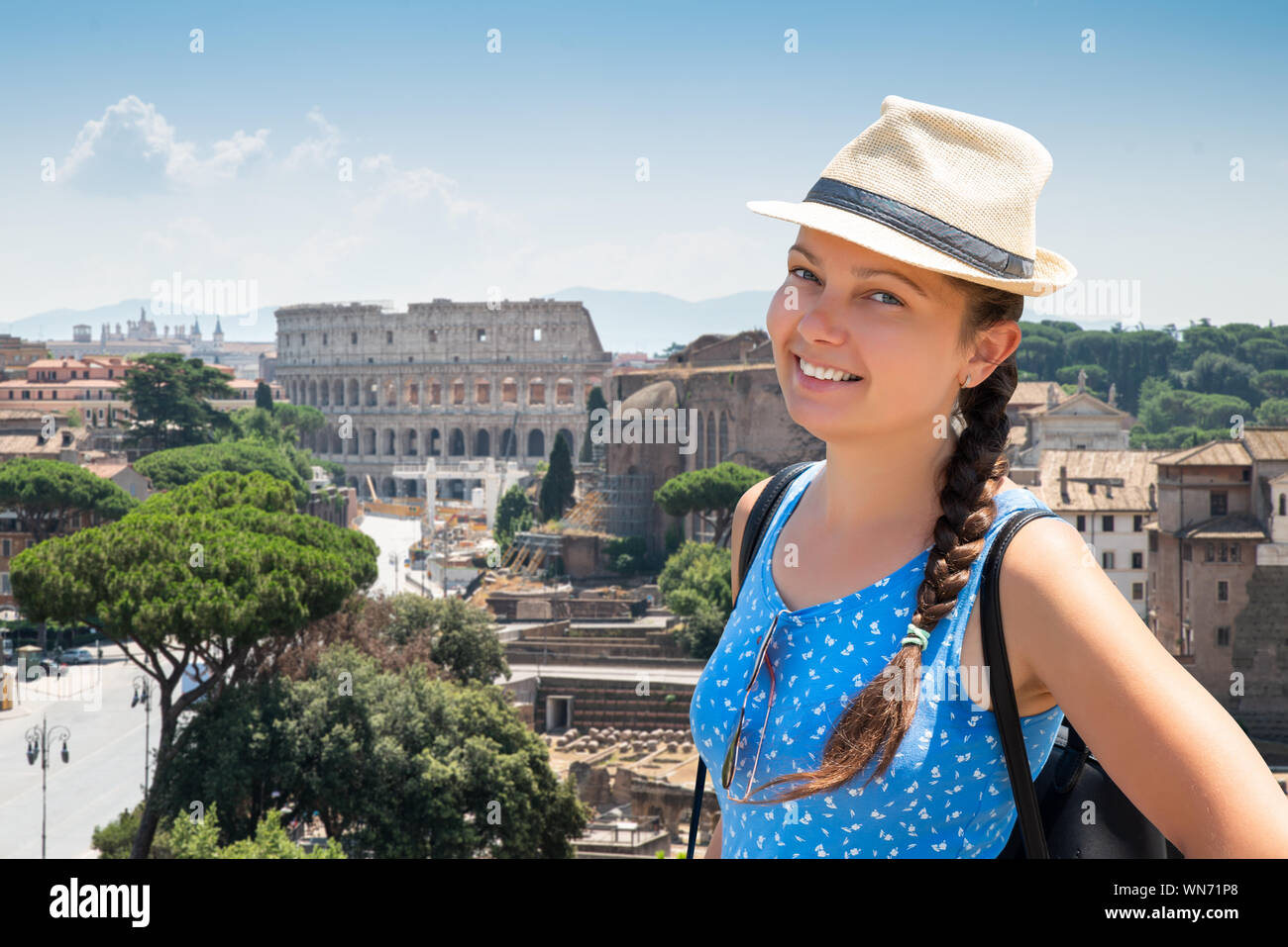 Touriste debout devant le Colisée à Rome, Italie Banque D'Images