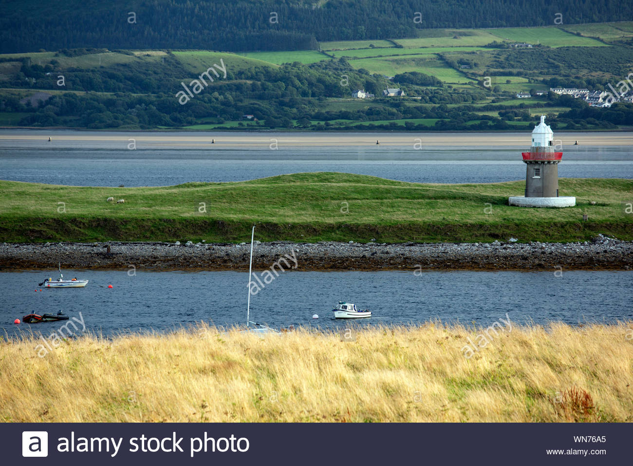 Un calme et belle soirée d'été à Rosses Point, Sligo comme nombre de touristes grimper de nouveau dans la République d'Irlande Banque D'Images