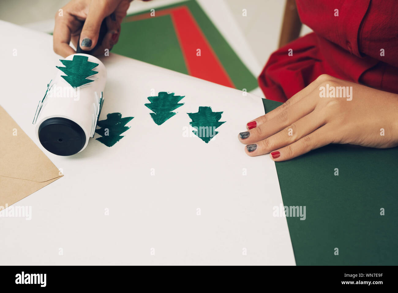 La jeune fille de la table fait cadeaux de Noël. Fait main Banque D'Images