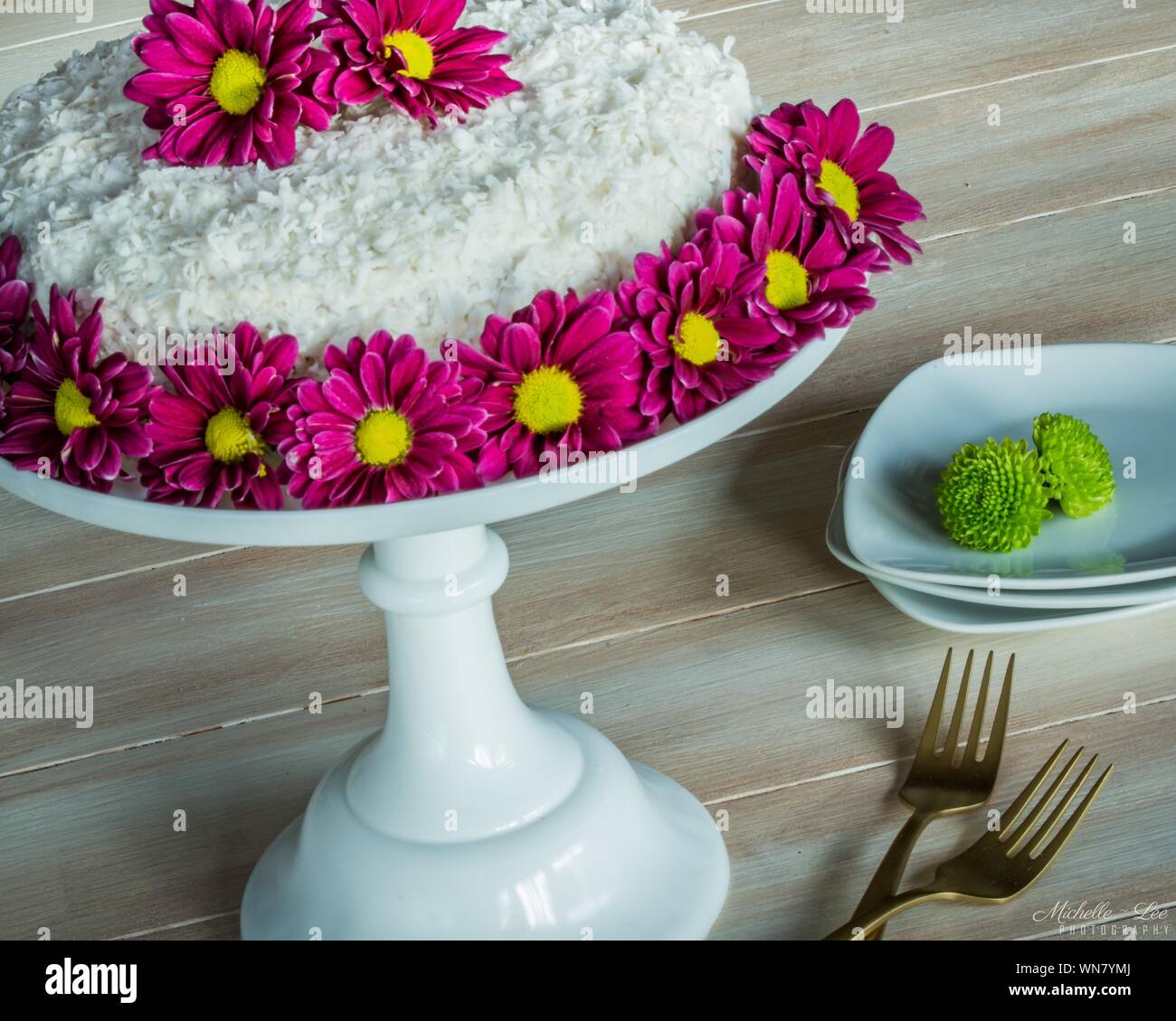 Close-up of Pink Dahlias disposés autour de Cake Banque D'Images