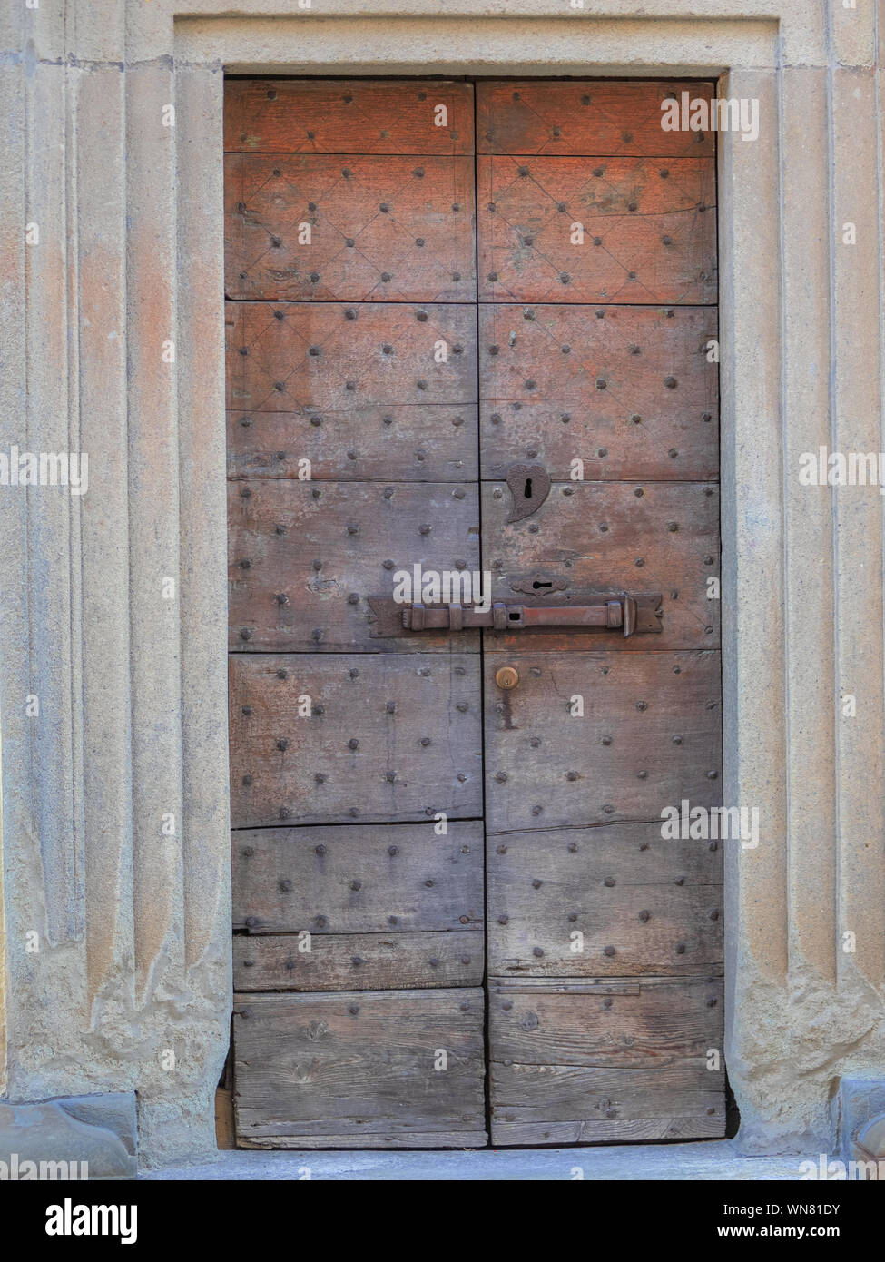 Porte d'entrée en bois ancien avec metal clous Banque D'Images