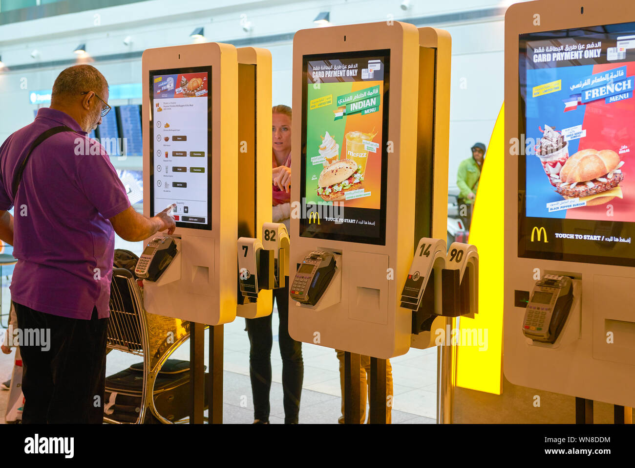 Dubaï, Émirats arabes unis - circa 2019, janvier : les gens utilisent des kiosques de commande chez McDonald's restaurant à l'Aéroport International de Dubaï. Banque D'Images