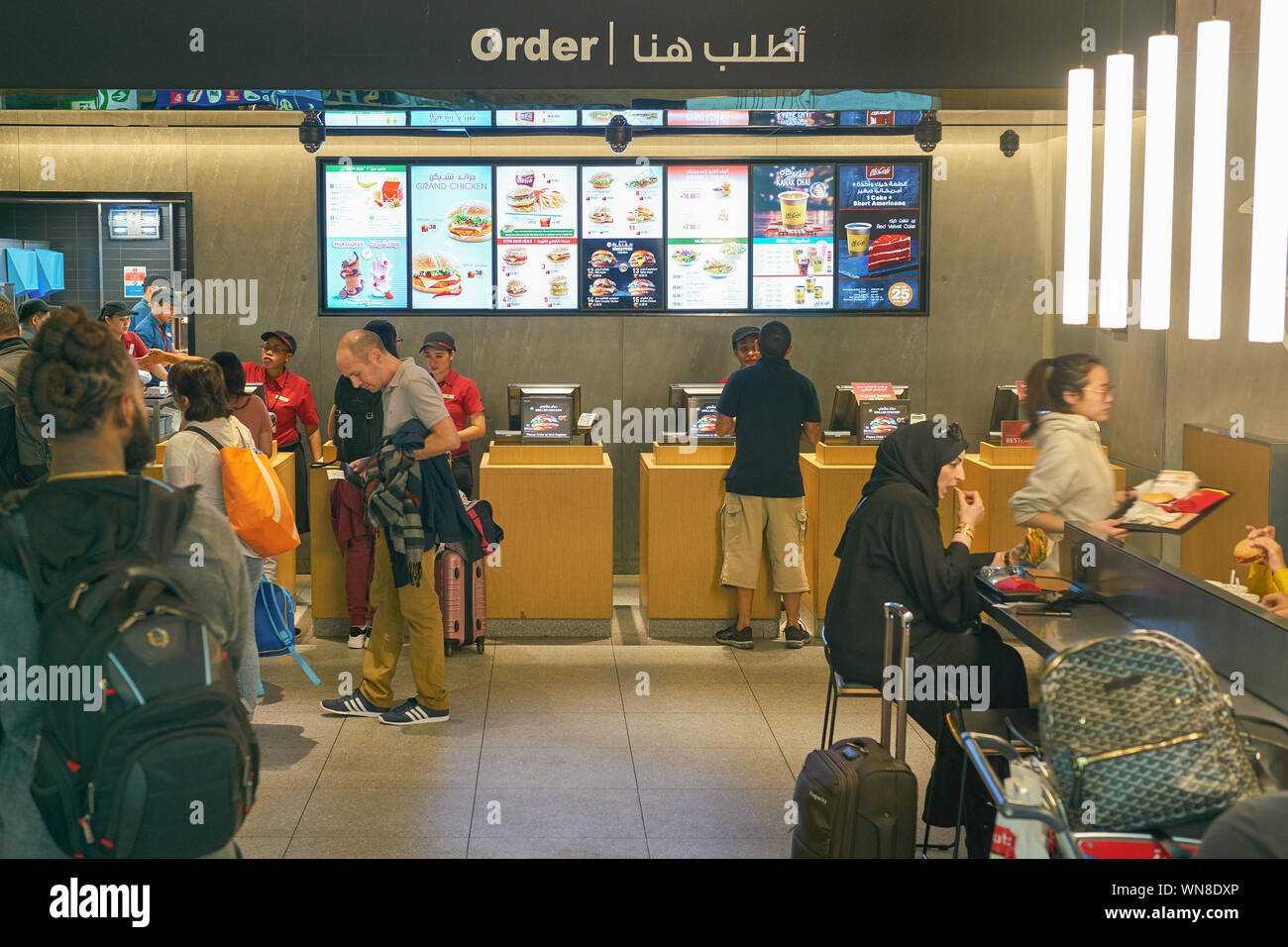 Dubaï, Émirats arabes unis - CIRCA JANVIER 2019 : McDonald's restaurant à l'Aéroport International de Dubaï. Banque D'Images