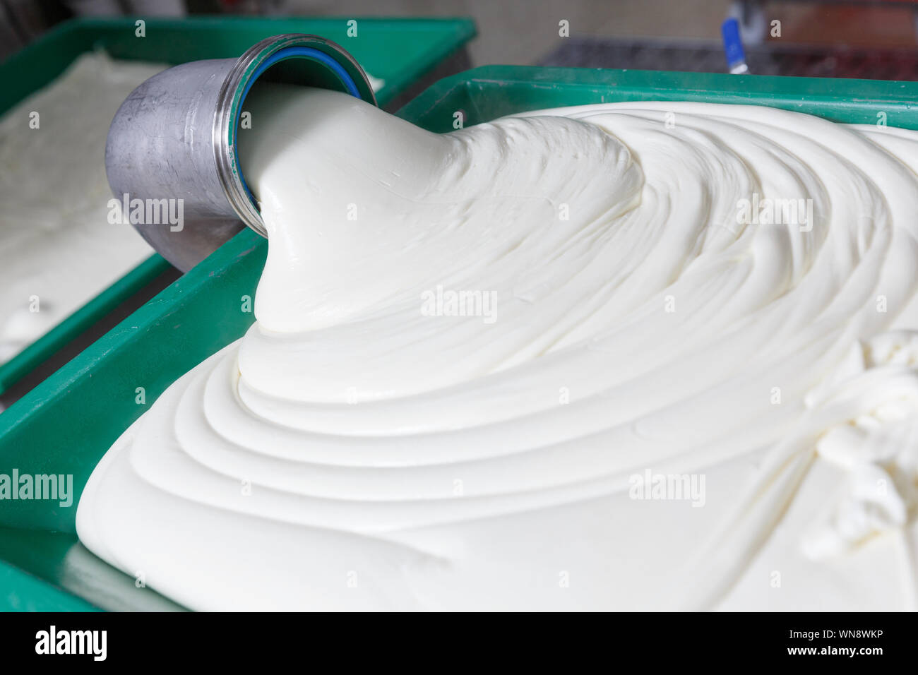 La mozzarella de fusion chaude avant de former sur une usine de fabrication de fromage. Banque D'Images