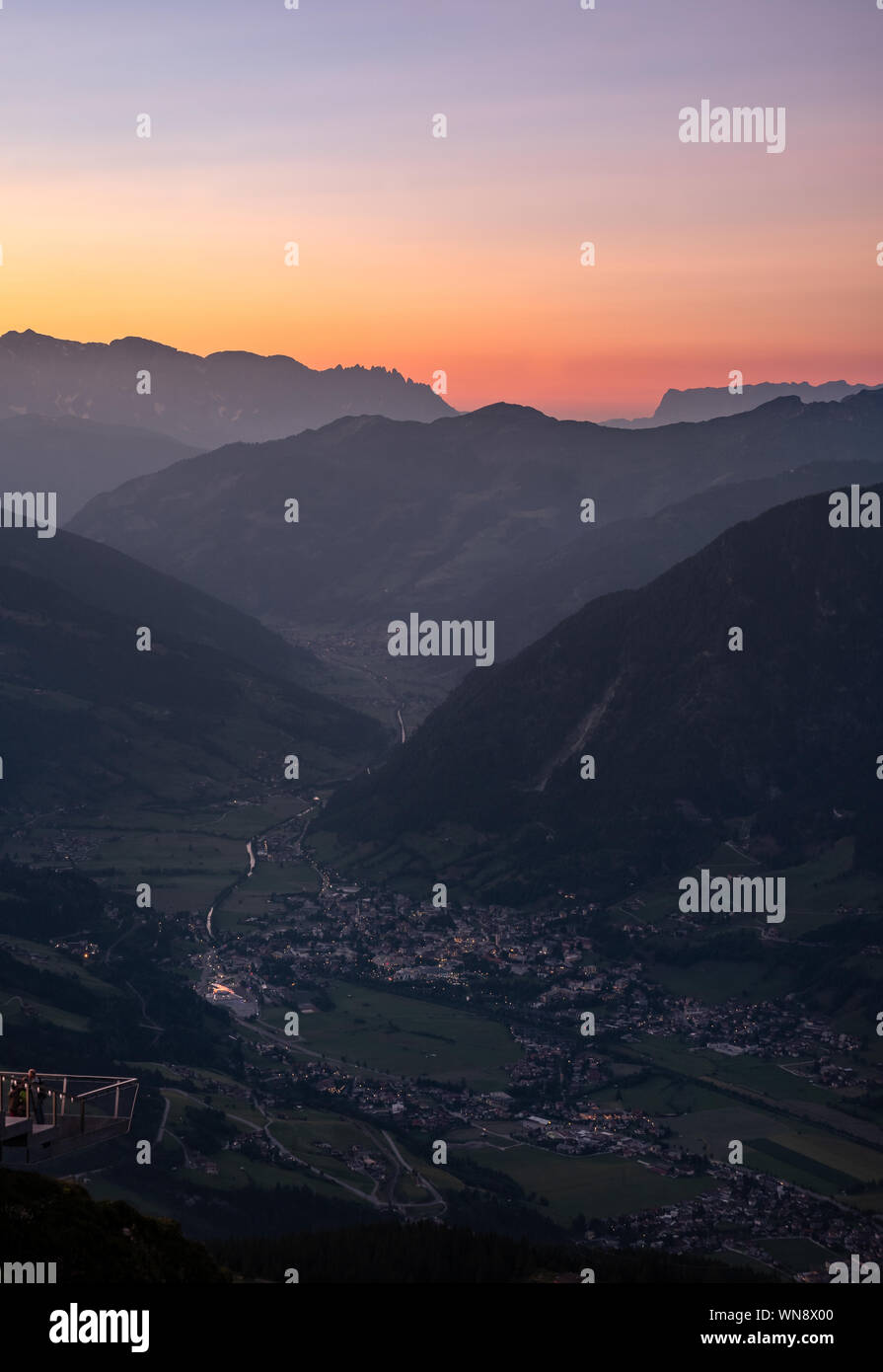 Paysage de montagne pittoresque avec coucher du soleil orange et vallée idyllique village au soir d'été en Autriche alpes. Banque D'Images