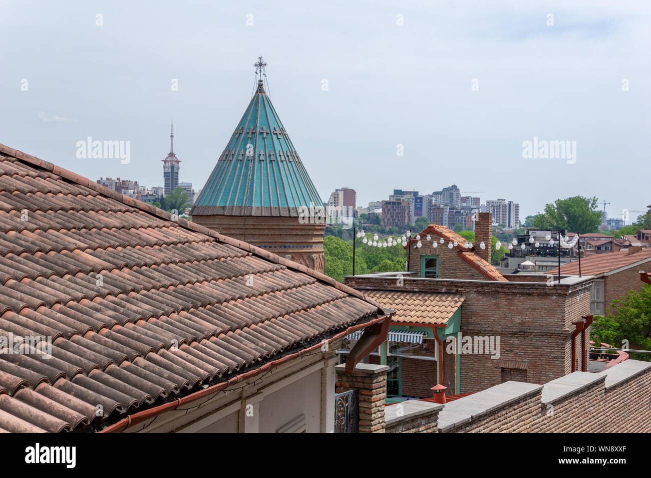 Toits de bâtiments historiques sur les pentes du mont Mtatsminda dans la vieille partie de Tbilissi, capitale de la Géorgie Banque D'Images