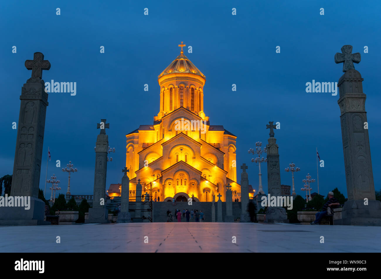 Cathédrale de la Sainte Trinité illuminée de Tbilissi dans le quartier Avlabari de Tbilissi, la capitale de la Géorgie Banque D'Images