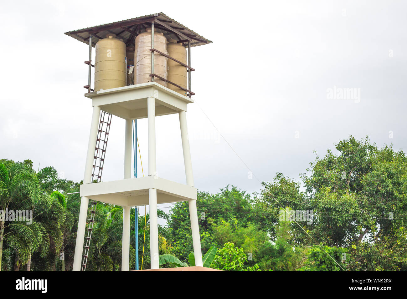 Source d'approvisionnement en eau des villages de la Thaïlande. Banque D'Images