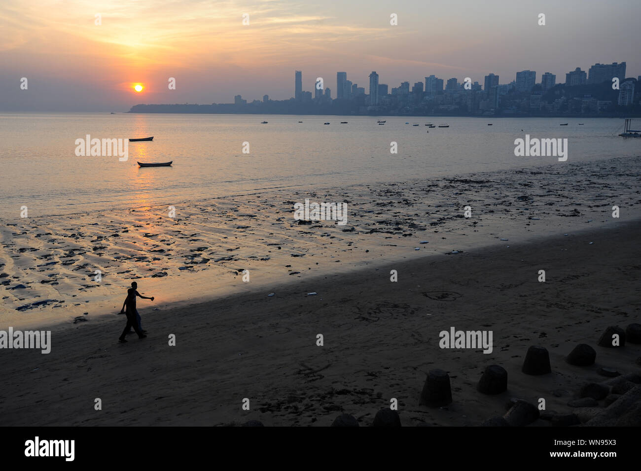 12.12.2011, Mumbai, Maharashtra, Inde, Asie - Coucher de soleil sur la plage de Chowpatty le long de Marine Drive avec la silhouette de la colline de Malabar sur la ville. Banque D'Images