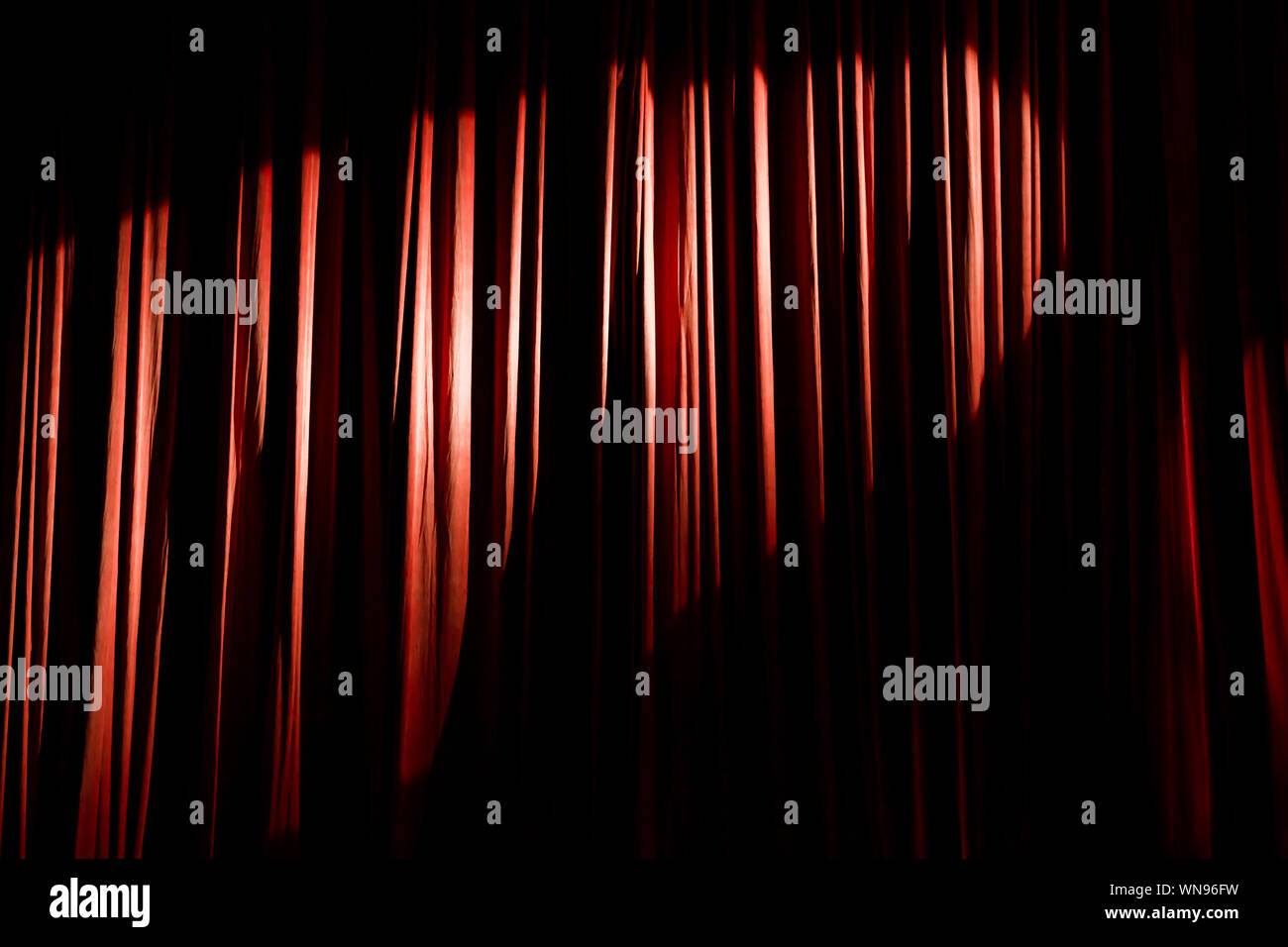 Des rideaux rouges et les projecteurs dans le théâtre entre les spectacles. Banque D'Images