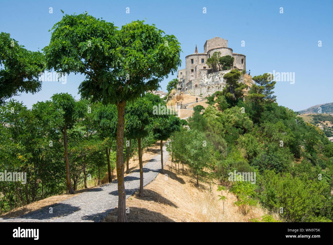 Vue sur l'église de S. Maria di Loreto à Petralia Soprana, Palerme, Sicile, Italie. Petralia Soprana dans les montagnes de Madonie, élu meilleur village Banque D'Images