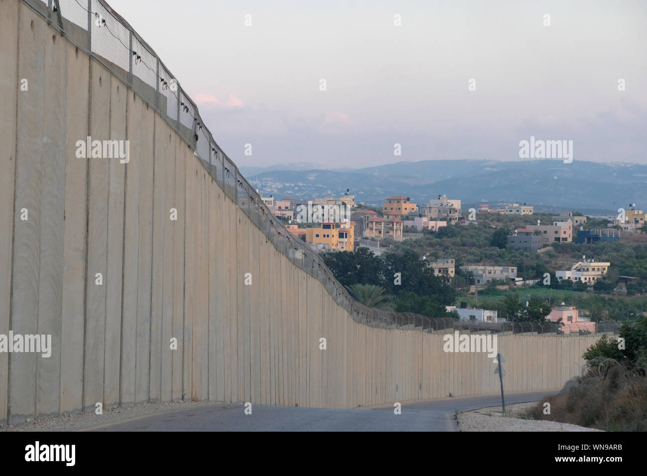 Vue de la ville palestinienne Baqa ash-Sharqiyya israélienne de l'autre côté de la barrière de Cisjordanie en passant par l'est de la ville arabe de Baqa al-Gharbiya ou Baqa al-Gharbiyyein situé juste à l'intérieur de la Ligne verte d'avant 1967, Israël Banque D'Images