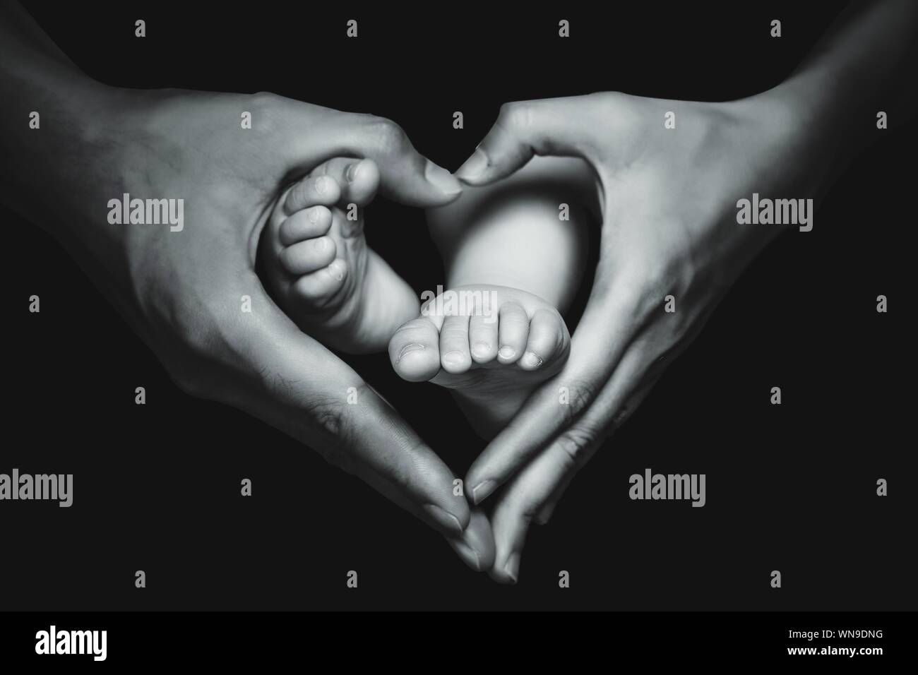 Close Up Of Mother Mains Prendre Forme De Coeur Plus De Pieds De Bebe Sur Fond Noir Photo Stock Alamy Close Up Of Mother Mains Prendre Forme De Coeur Plus De Pieds De Bebe Sur Fond Noir Photo Stock Alamy