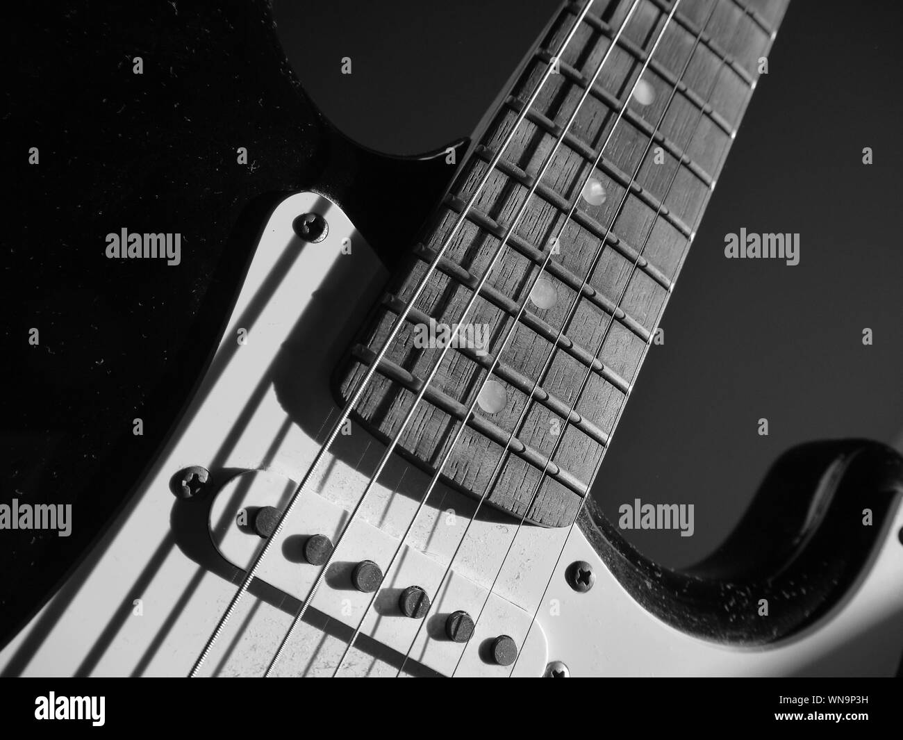 Guitare noir et blanc Banque de photographies et d'images à haute  résolution - Alamy